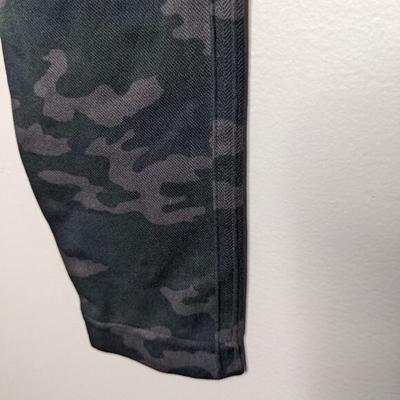 Spanx Camo Print Look at Me Now Cropped Seamless Leggings Size Large - Picture 4 of 7